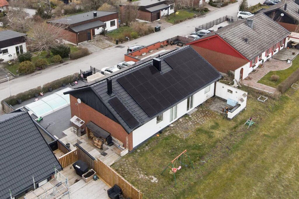 Solceller installerat på en villa i Klågerup